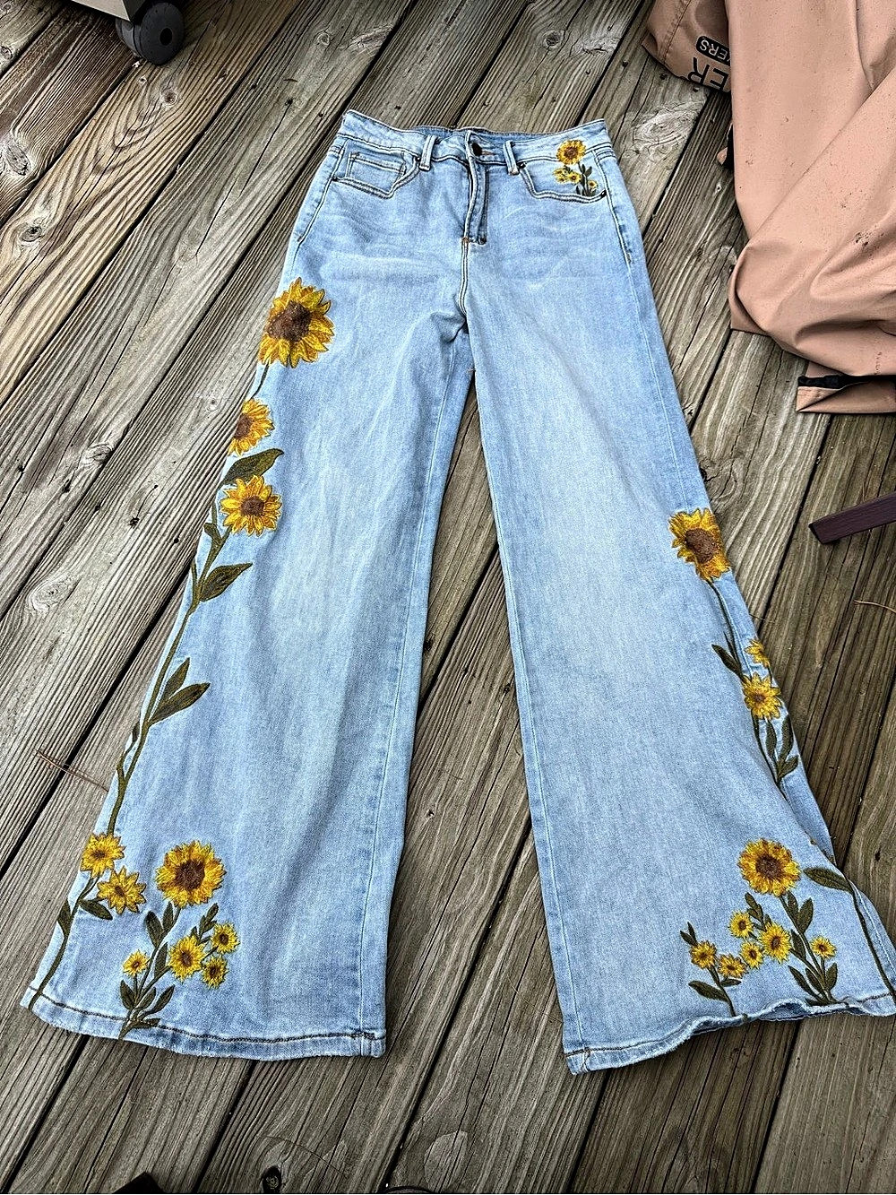 Freckled poppy Floral Embroidered sunflowers Flare Jeans Size s small Like New